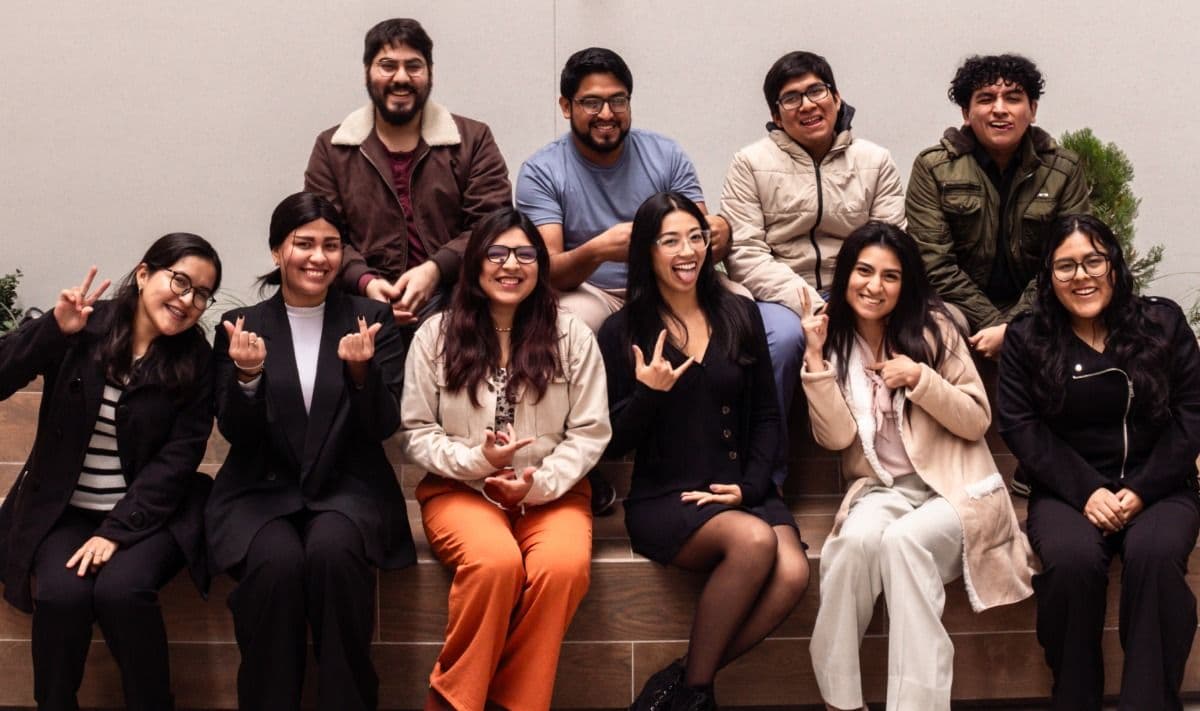 Trabajadores de Agencia Gato Trabajadores de Agencia Gato con expresiones divertidas